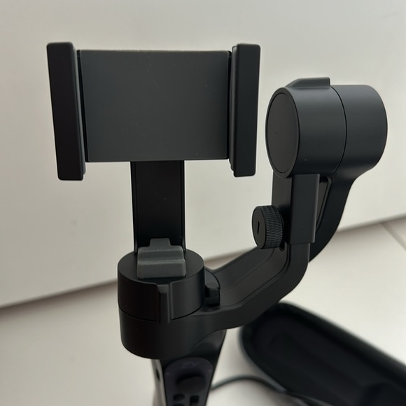 Zhiyun Smooth Gyroscopic Phone Crane in hard shell case with charger included - Picture 5 of 10